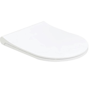 Softclose (lassú összecsukható) vécédeszka fehér színben, 45 cm-es üléshosszúsággal. Sárgaréz zsanérok rejtett rögzítéssel.