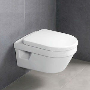 WC hátsó kifolyással öblítési kör nélkül. Kerámia ülőkével együtt Öblítési mennyiség 3/6 liter. Felület egyszerű karbantartással.
