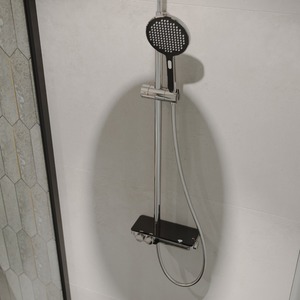 Zuhanyrendszer SAT termosztatikus csapteleppel fekete / króm SATSSTPBCHC