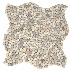 Fagyálló. Kőmozaik fehér színben kőutánzatban matt felülettel. Szabálytalan alakú alapelem.